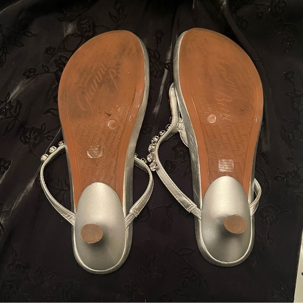 Gianni Bini 8 Women's Thong Leather Sandals 2-inch Pumps Silver Gray Clear Stone - Picture 6 of 9